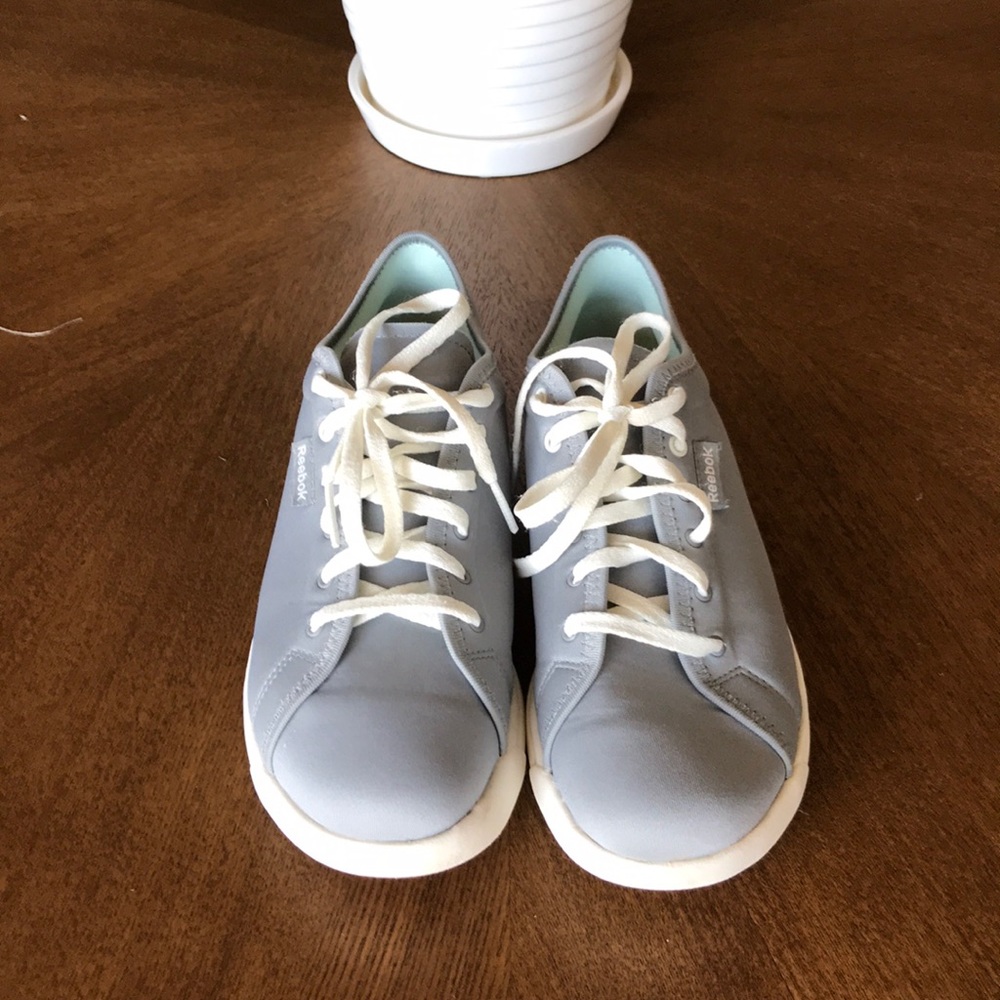 Like new! Reebok Grey Tennis shoe size 6.5